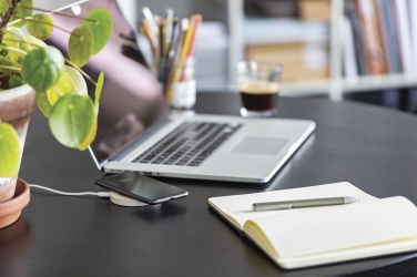 Logotrade Logogeschenke das Foto: Rundes 5W Charging Pad aus Weizenstroh