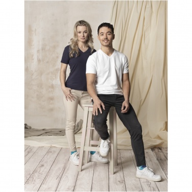 Logotrade reklaamtoote foto: Kawartha lühikeste varrukatega meeste orgaaniline V-kaelusega T-särk