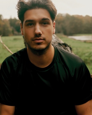 Logotrade ärikingituse foto: Iqoniq Tikal taaskasutatud polüestrist kiiresti kuivav spordisärk