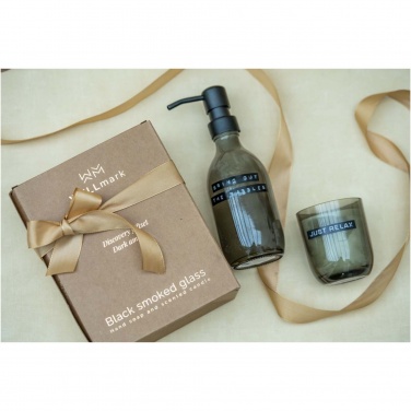 Logo trade mainoslahjat ja liikelahjat kuva: Wellmark Discovery 200 ml:n käsisaippua-annostelija ja 150 g tuoksukynttiläsetti – tumman meripihkan tuoksu