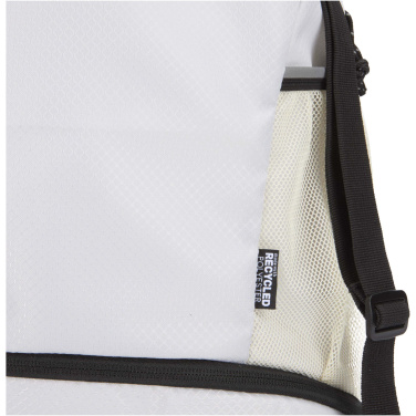 Logotrade mainoslahja tuotekuva: Nomad 18 litran GRS-kierrätetystä materiaalista valmistettu, kiristysnyörillä varustettu urheilukassi alalokerolla