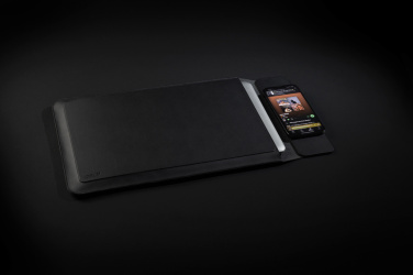 Logotrade reklamprodukter bild: Swiss Peak 15W magnetiskt laddningsfodral för laptop 14-15,6